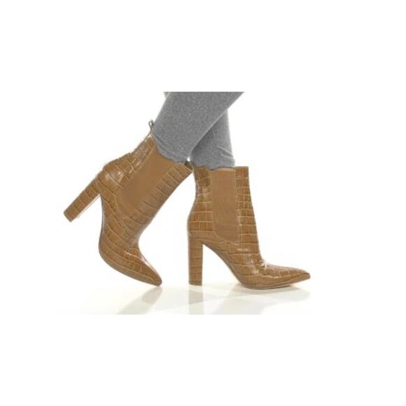 Marc Fisher LTD Women's Chelsea Boots Size 7M Garliss Leather Pointed Toe Shoes - Picture 2 of 13